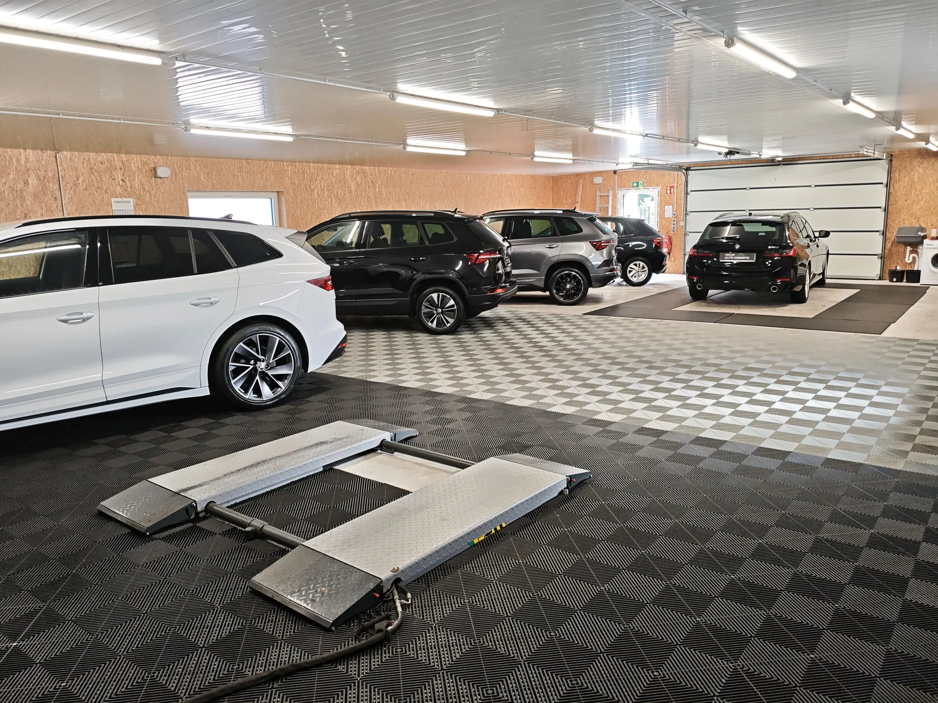 Die Halle von Verler Auto Cosmetic mit mehreren aufbereiteten Fahrzeugen