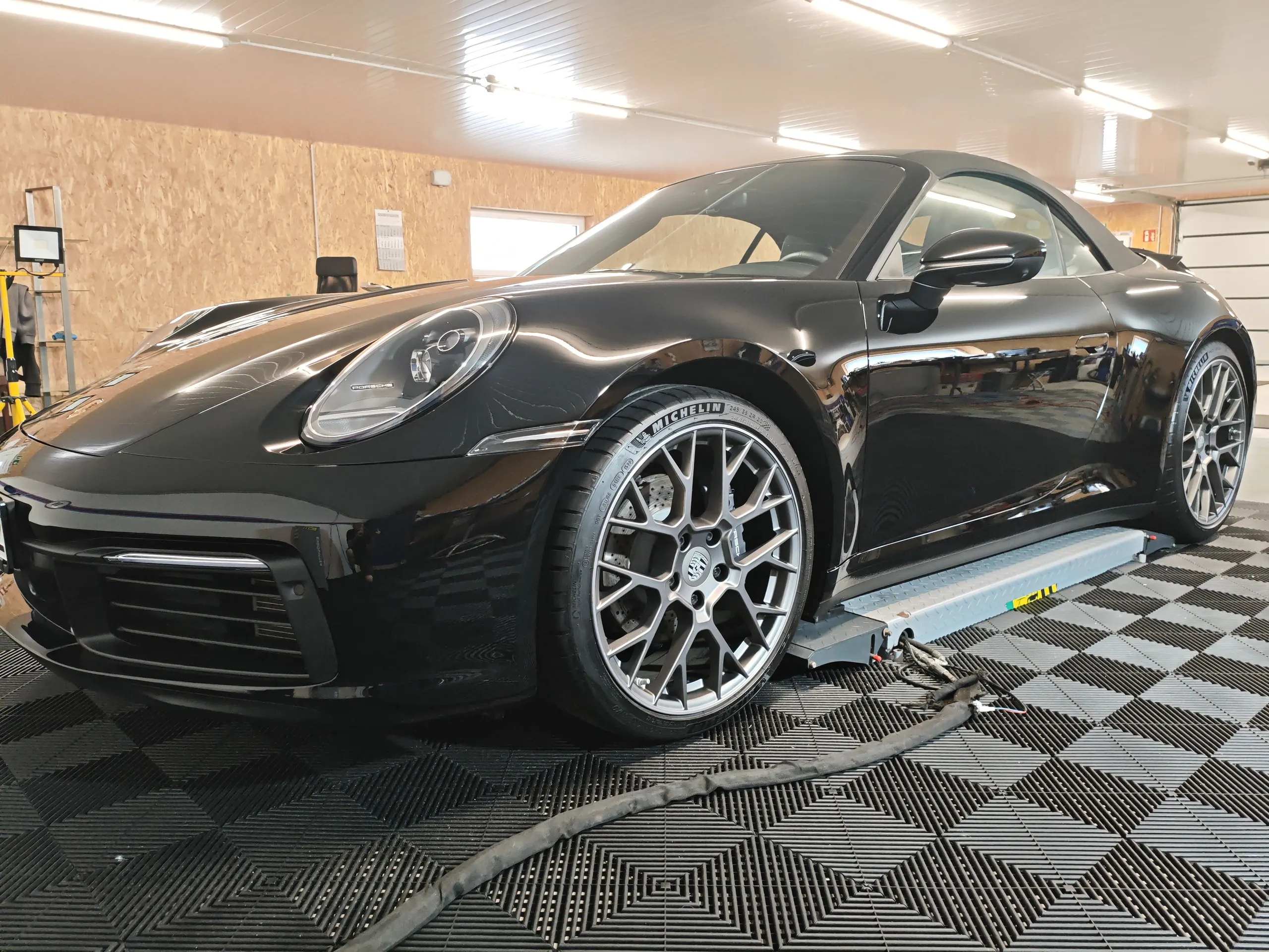 Schwarzer Porsche 911 Cabriolet mit Hochglanz in der Halle von Verler Auto Cosmetic