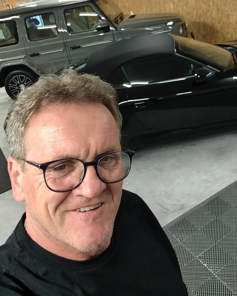 Horst, Inhaber von Verler Auto Cosmetic, in seiner Halle