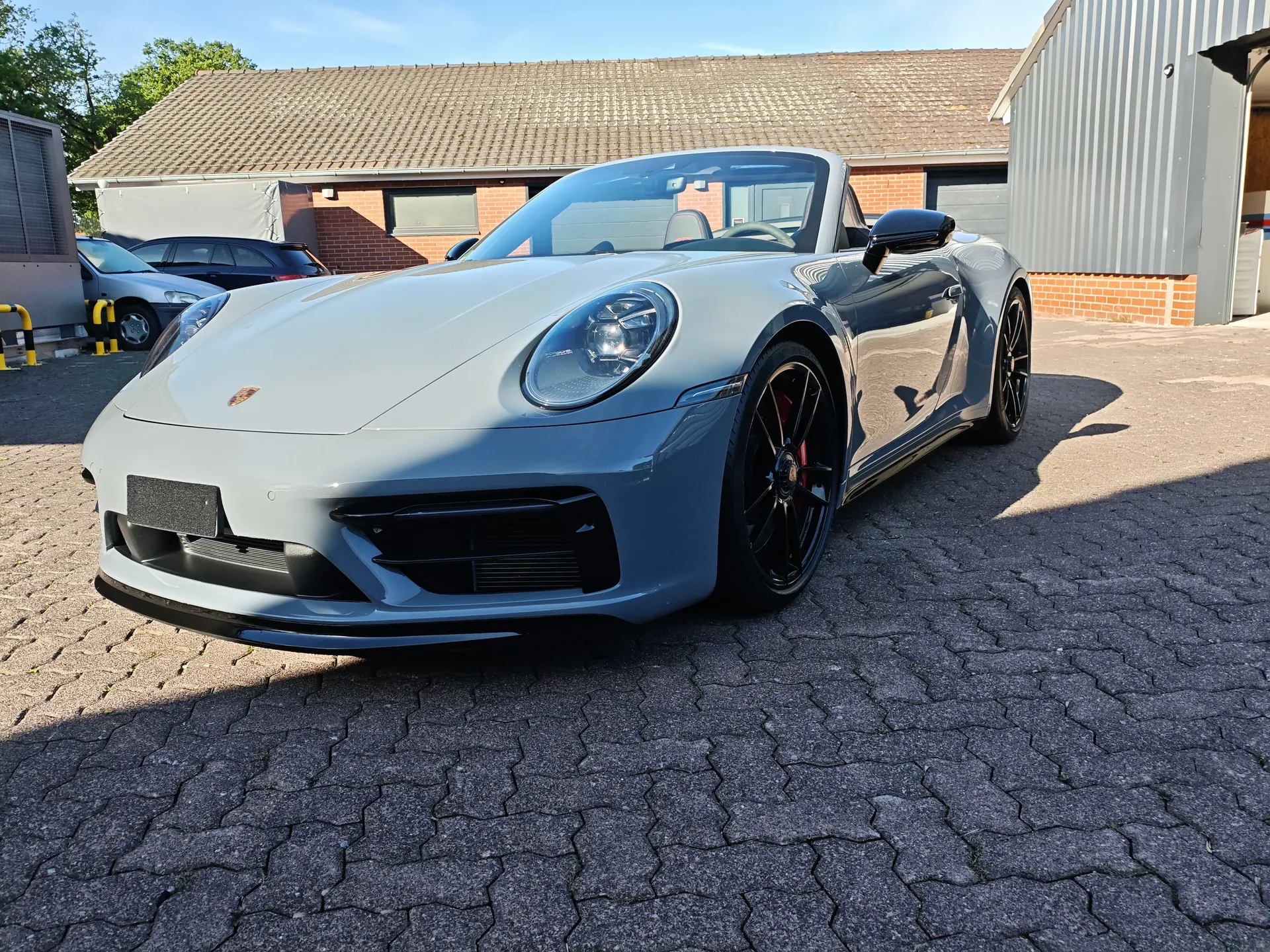 Porsche 911 GTS Frontansicht auf dem Firmengelände